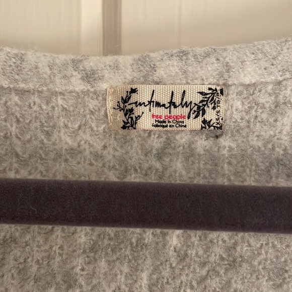 Worn once or twice, no flaws! Oversized and cozy - Picture 2 of 3